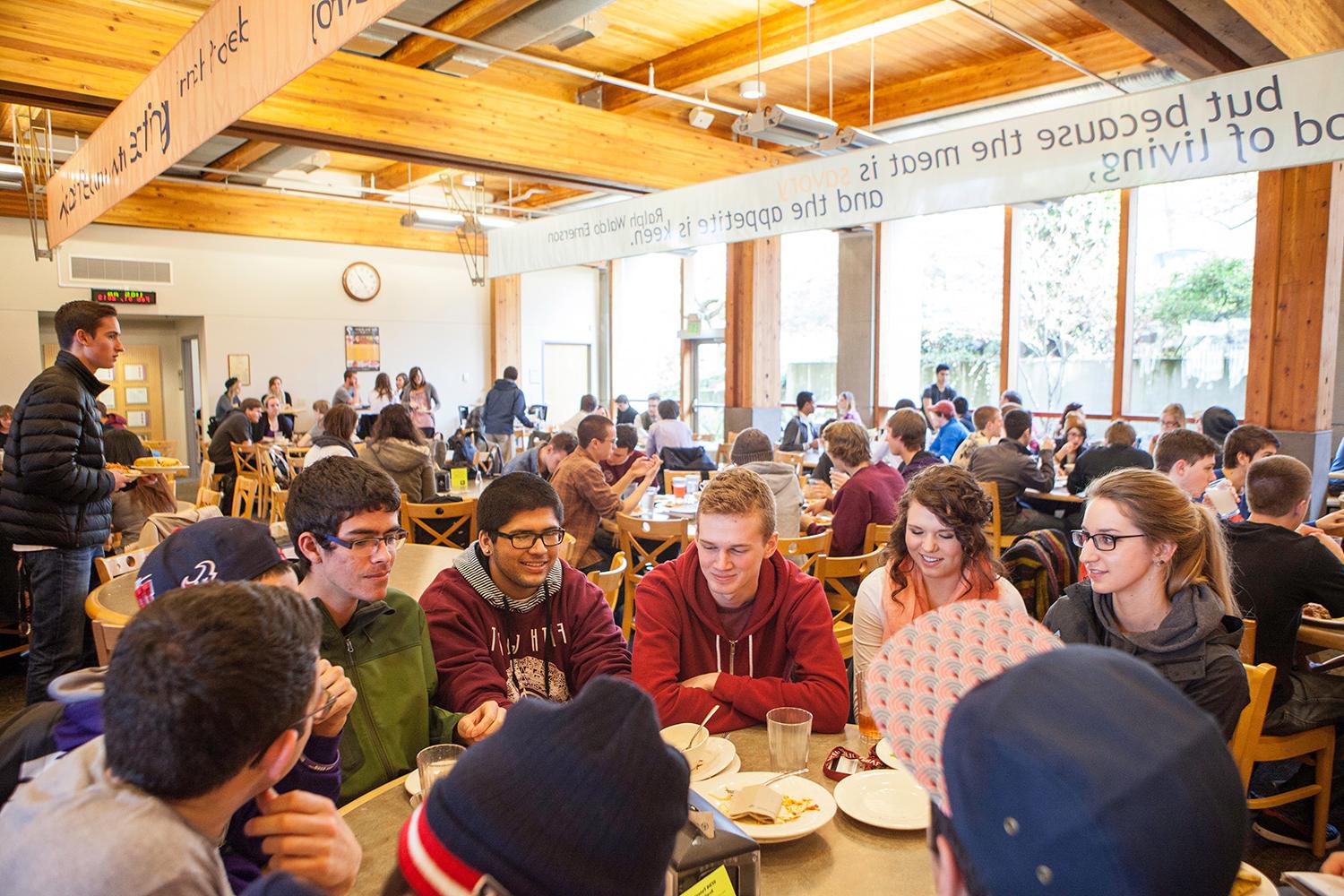 学生们在格温公共食堂社交和吃饭